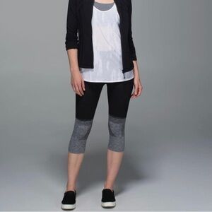 Lululemon Leggings Black Gray
Seamlessly Street Crop Capri High Rise Size 6